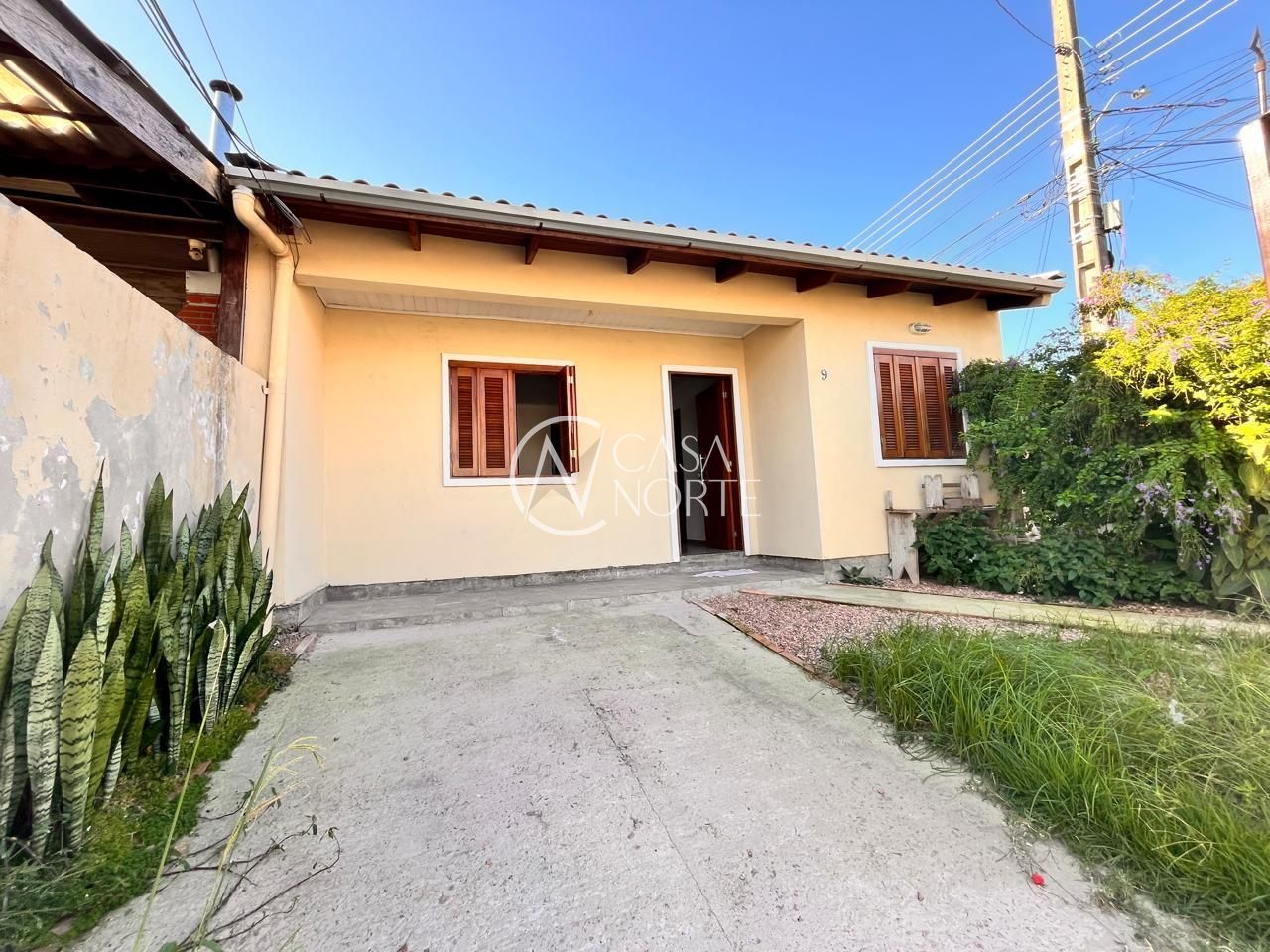 Casa à venda com 2 quartos, 58m², 2 vagas, Rua Elmo Born no bairro Hípica em Porto Alegre