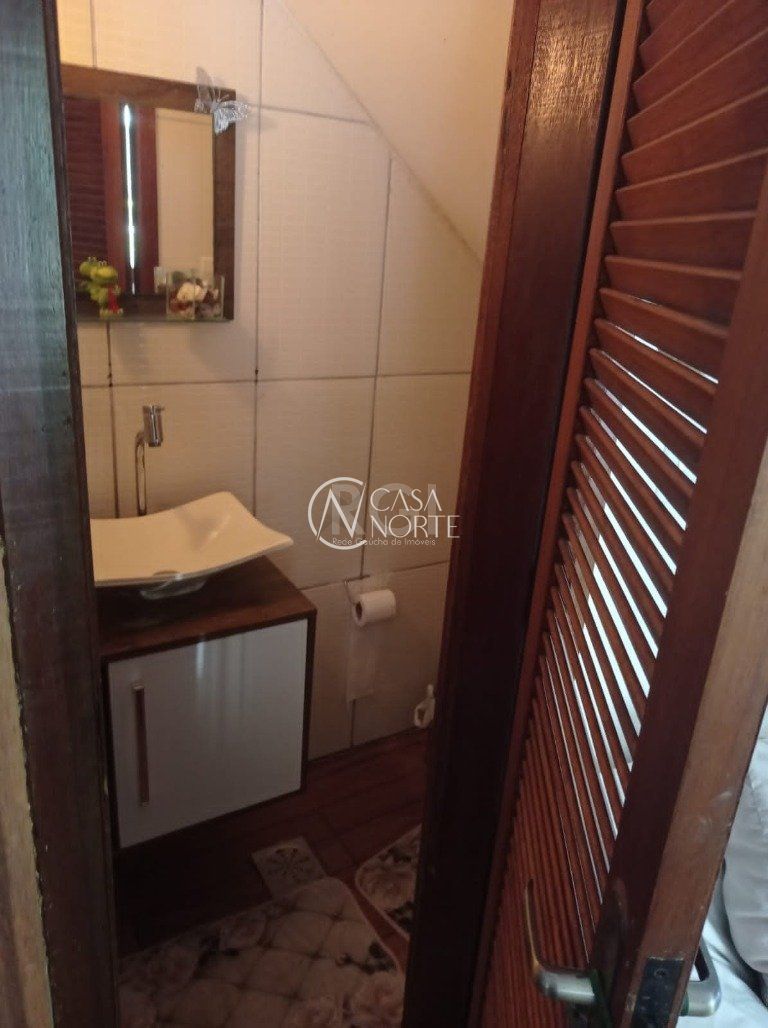 Sobrado à venda com 2 quartos, 68m², 1 vaga, Rua Amapa no bairro Vila Nova em Porto Alegre