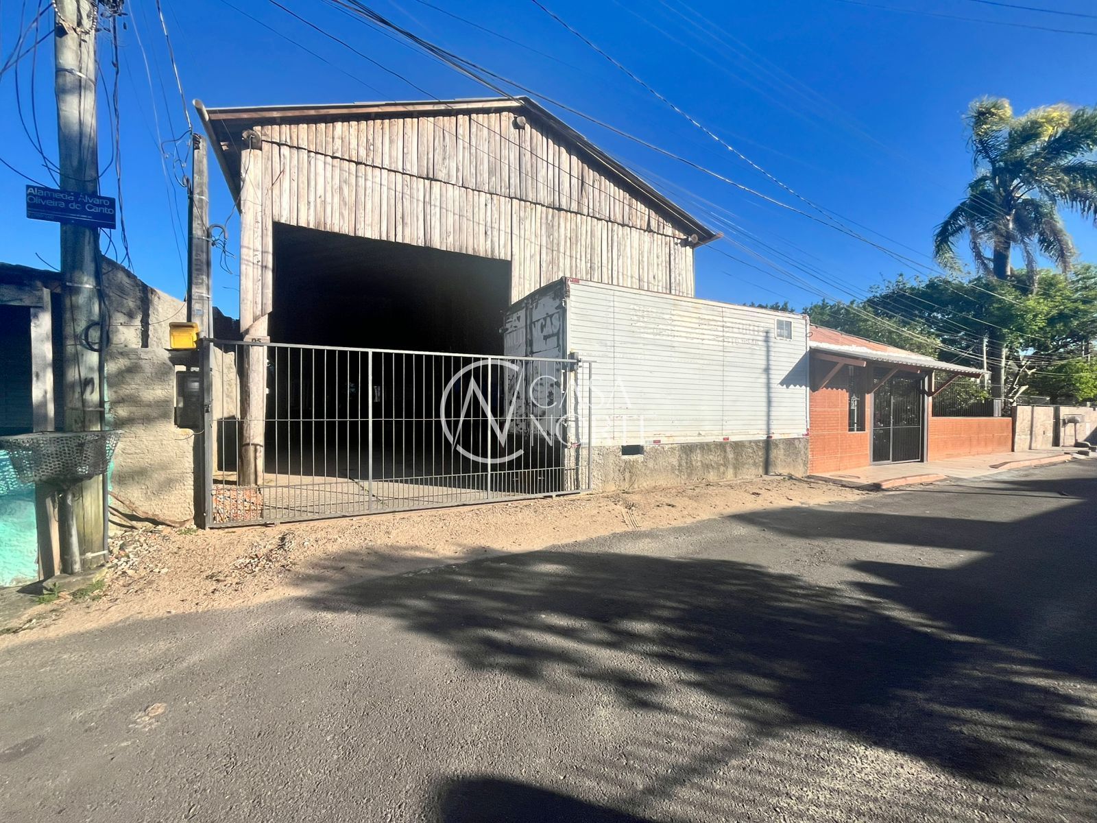 Casa à venda com 2 quartos, 120m², 3 vagas, Beco Álvaro Oliveira do Canto no bairro Belém Novo em Porto Alegre