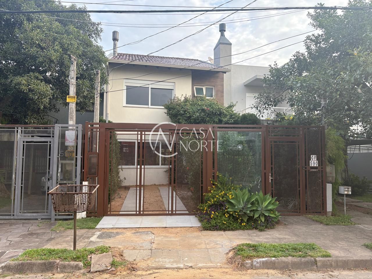 Sobrado à venda com 3 quartos, 170m², 1 suíte, 2 vagas, Rua Ivo Walter Kern no bairro Hípica em Porto Alegre