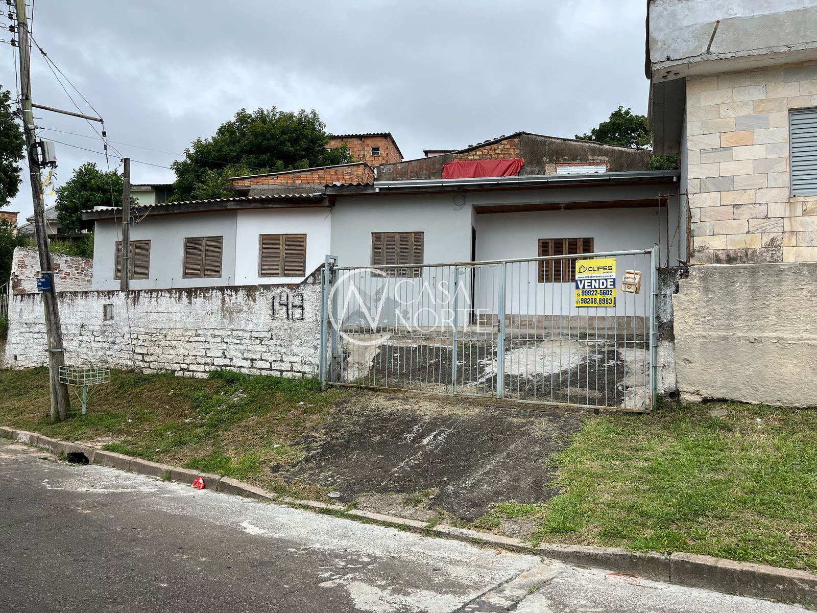 Casa à venda com 2 quartos, 70m², 2 vagas, Rua Miriam Gress no bairro Teresópolis em Porto Alegre