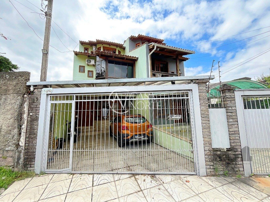 Sobrado à venda com 4 quartos, 218m², 3 suítes, 2 vagas, Rua Dea Coufal no bairro Ipanema em Porto Alegre