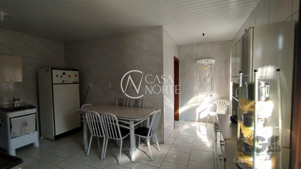 Casa à venda com 2 quartos, 80m², Rua Itacurubi no bairro Vila Nova em Porto Alegre