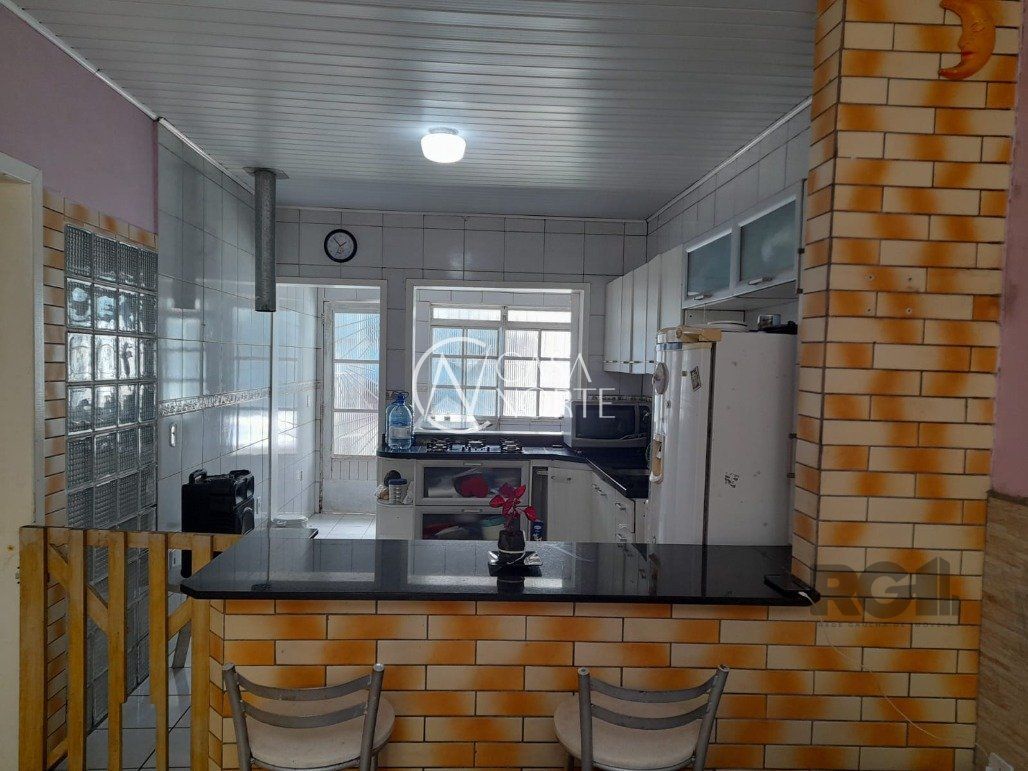 Casa à venda com 2 quartos, 93m², 2 vagas, Rua Brigadeiro Leonardo Teixeira Collares no bairro Vila Nova em Porto Alegre