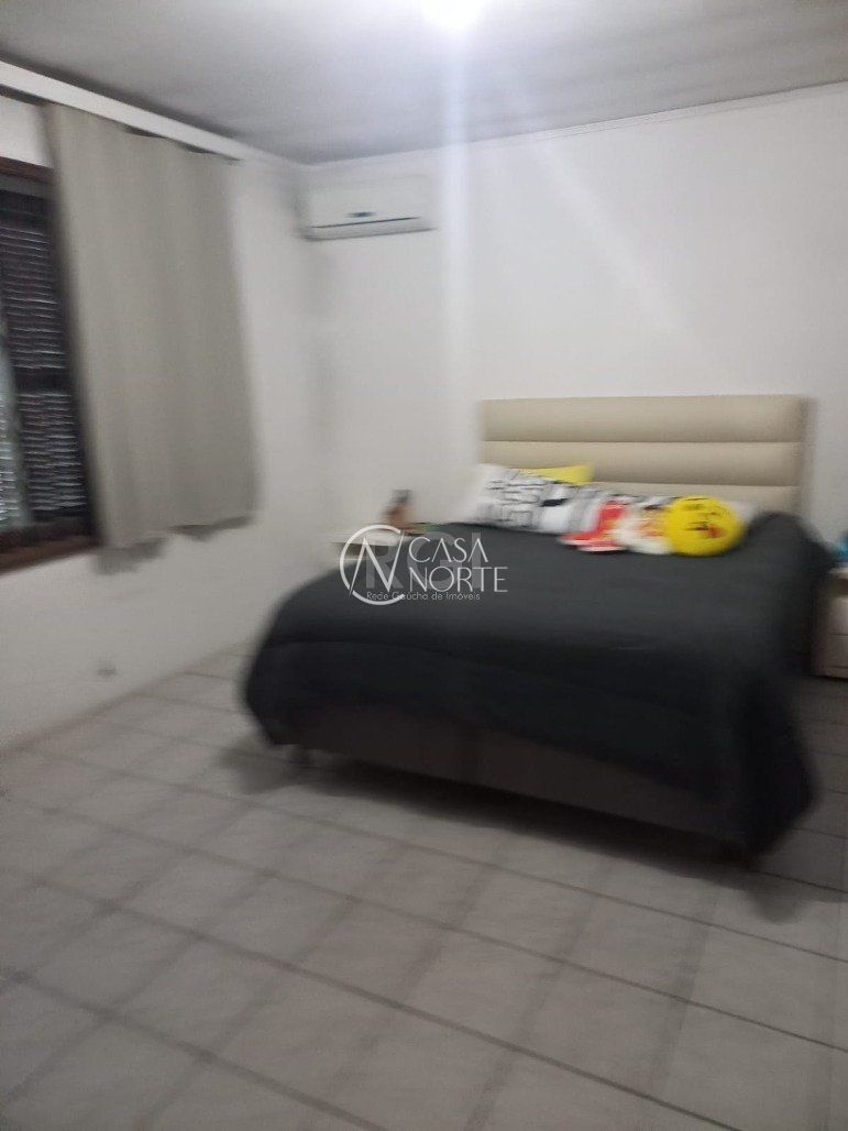 Casa à venda com 4 quartos, 256m², 1 suíte, 4 vagas, Rua Panambi no bairro Cavalhada em Porto Alegre