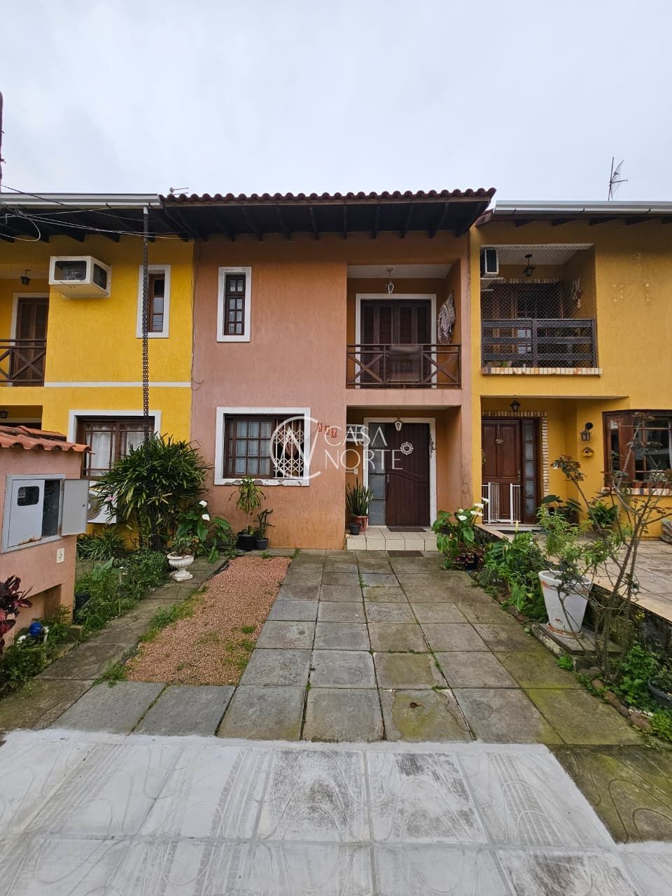 Casa à venda com 2 quartos, 1 vaga, Avenida Edgar Pires de Castro no bairro Hípica em Porto Alegre