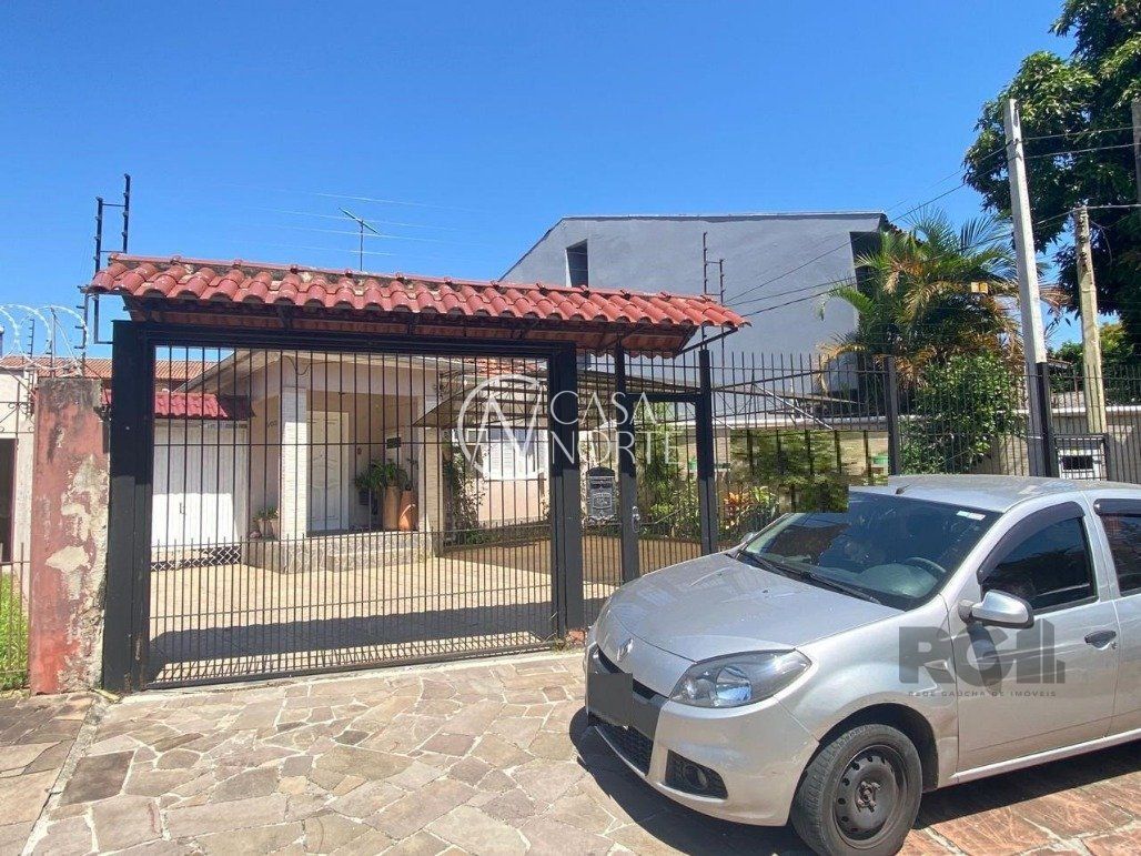Casa à venda com 3 quartos, 100m², 2 vagas, Rua Afonso Arinos no bairro Camaquã em Porto Alegre