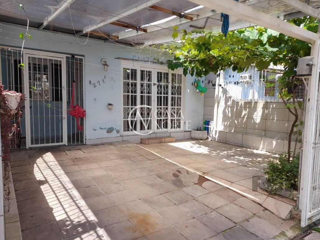 Casa à venda com 2 quartos, 93m², 2 vagas, Rua Brigadeiro Leonardo Teixeira Collares no bairro Vila Nova em Porto Alegre