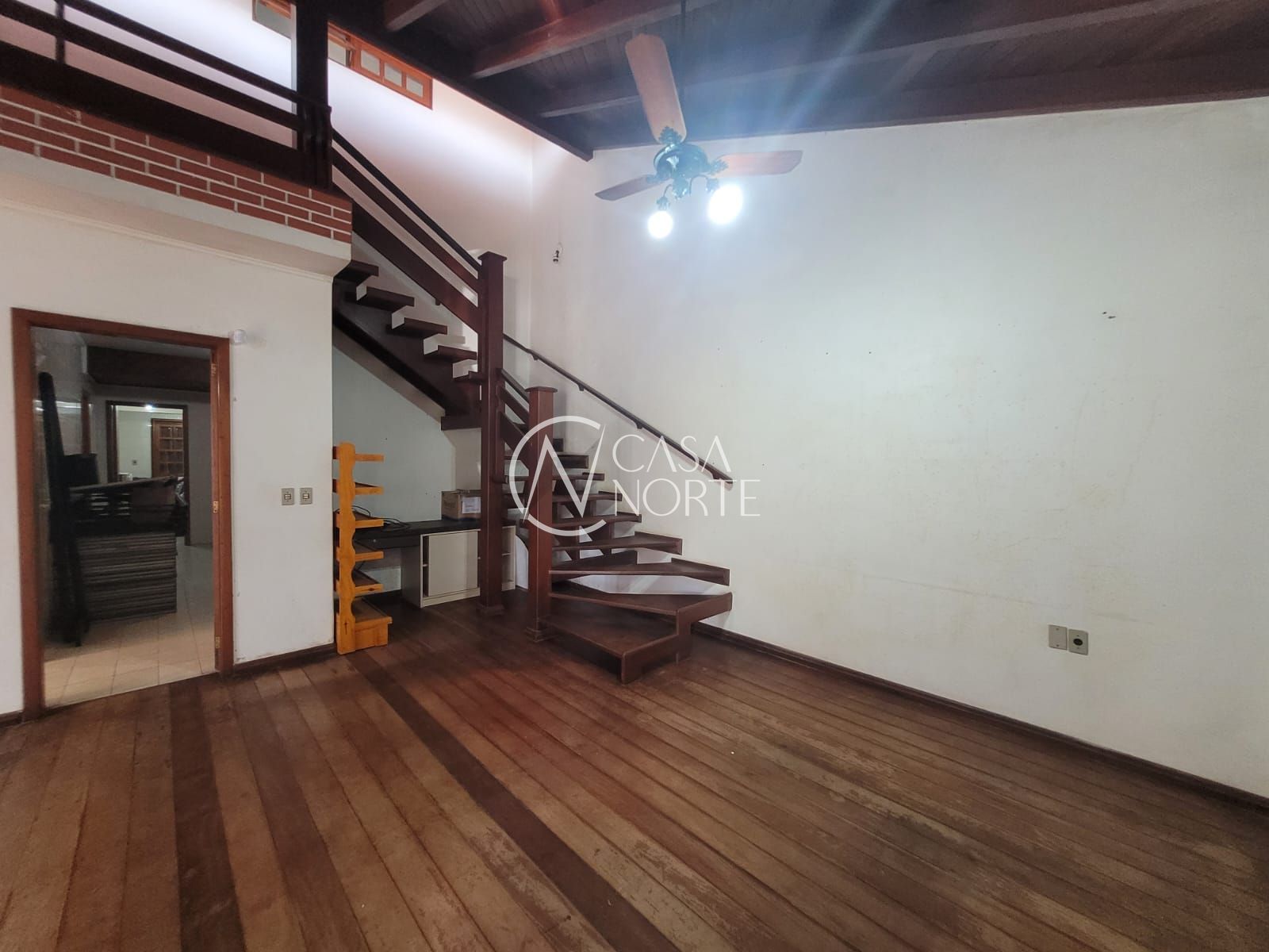 Casa à venda com 4 quartos, 333m², 1 suíte, 4 vagas, Rua Camaquã no bairro Camaquã em Porto Alegre