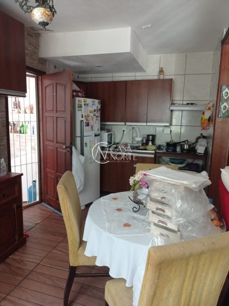 Sobrado à venda com 2 quartos, 68m², 1 vaga, Rua Amapa no bairro Vila Nova em Porto Alegre