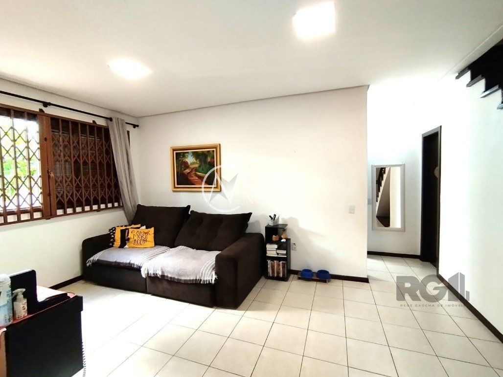 Casa à venda com 3 quartos, 170m², 1 suíte, 3 vagas, Rua Ari Peixoto Martins no bairro Espírito Santo em Porto Alegre