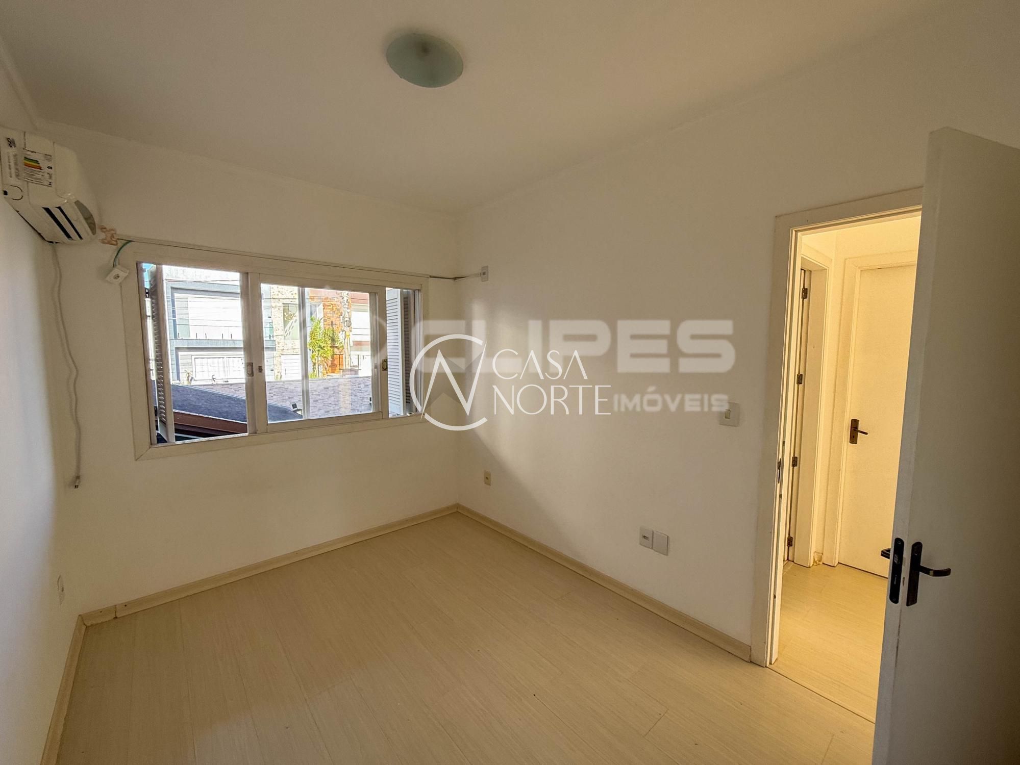 Sobrado à venda com 3 quartos, 140m², 1 suíte, 2 vagas, Rua Alexandre de Gusmão no bairro Hípica em Porto Alegre