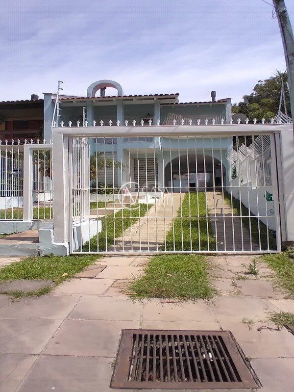 Sobrado à venda com 3 quartos, 162m², 1 suíte, 2 vagas, Rua Manaue no bairro Vila Assunção em Porto Alegre