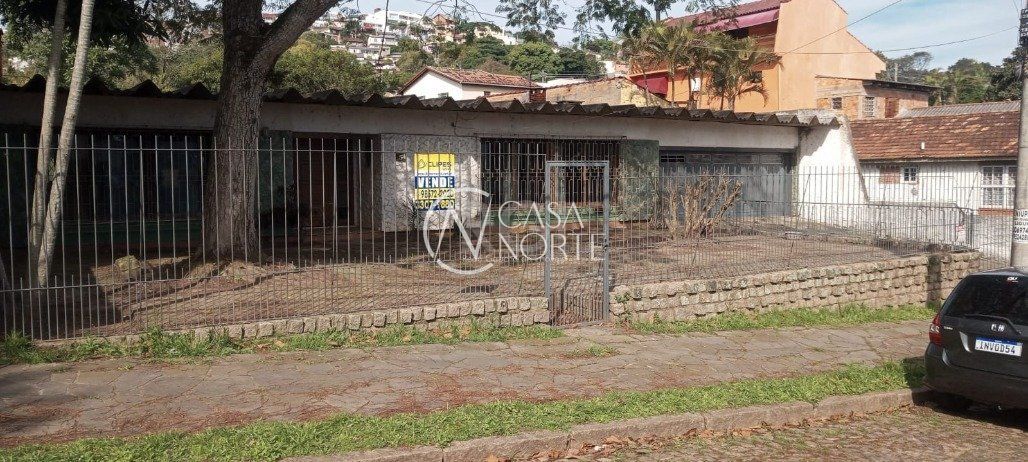Casa à venda com 4 quartos, 256m², 1 suíte, 4 vagas, Rua Panambi no bairro Cavalhada em Porto Alegre