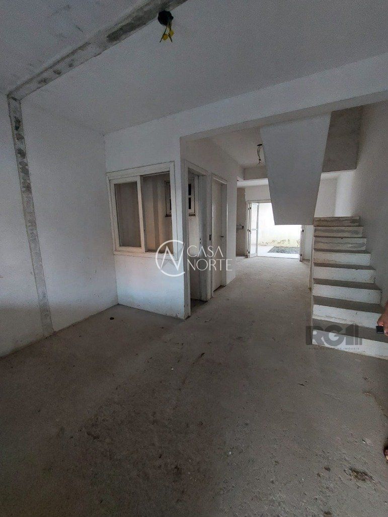 Sobrado à venda com 3 quartos, 140m², 1 vaga, Rua Enfermeiro Ventura no bairro Vila Nova em Porto Alegre