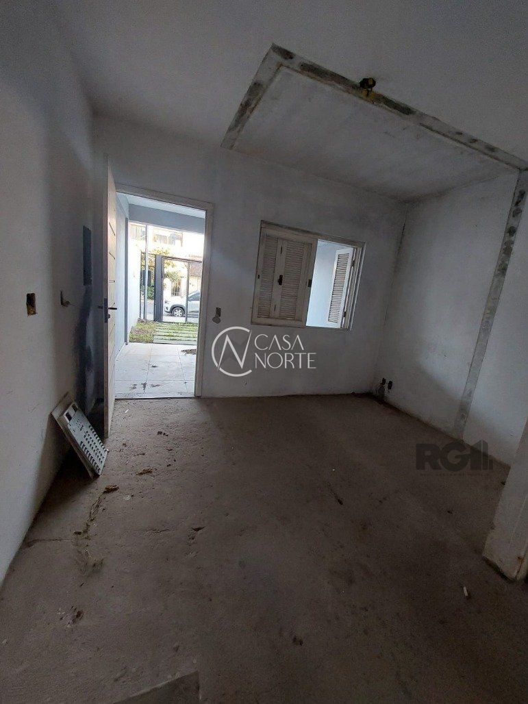 Sobrado à venda com 3 quartos, 140m², 1 vaga, Rua Enfermeiro Ventura no bairro Vila Nova em Porto Alegre