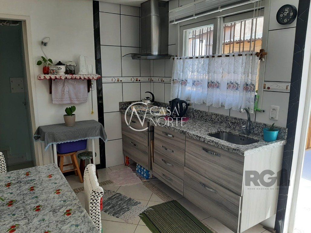 Casa à venda com 5 quartos, 330m², 4 suítes, 4 vagas, Rua Andre Primo Biazetto no bairro Campo Novo em Porto Alegre