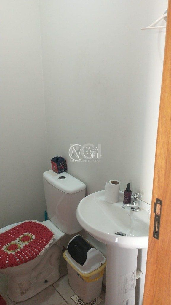 Sobrado à venda com 2 quartos, 83m², 1 vaga, Rua Capitao Pedroso no bairro Restinga em Porto Alegre