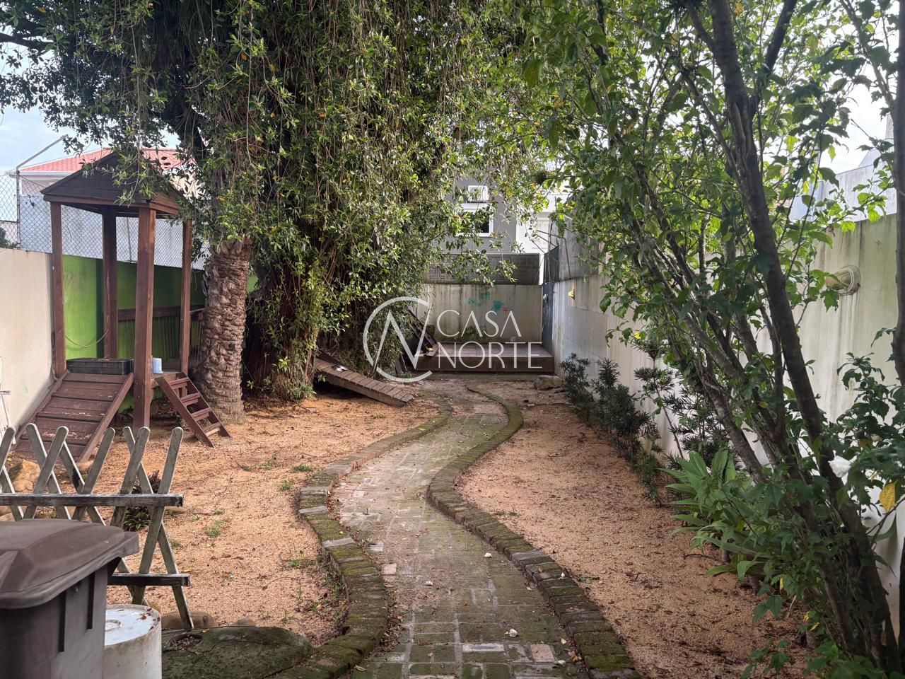 Sobrado à venda com 3 quartos, 170m², 1 suíte, 2 vagas, Rua Ivo Walter Kern no bairro Hípica em Porto Alegre