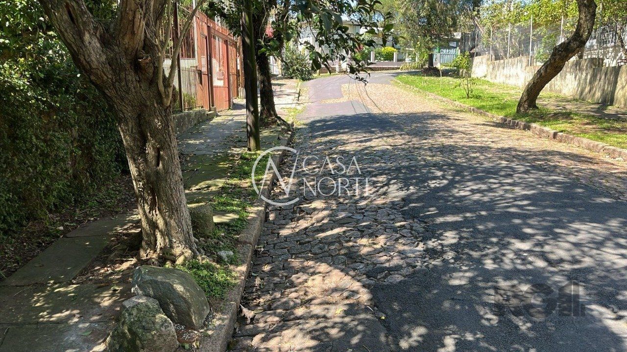 Terreno à venda  com 723m², Praça Paulo de Aragão Bozano no bairro Vila Ipiranga em Porto Alegre