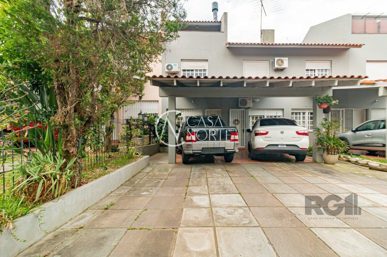 Casa à venda com 2 quartos, 101m², 2 vagas, Rua Doutor Galdino Nunes Vieira no bairro Jardim Itu em Porto Alegre