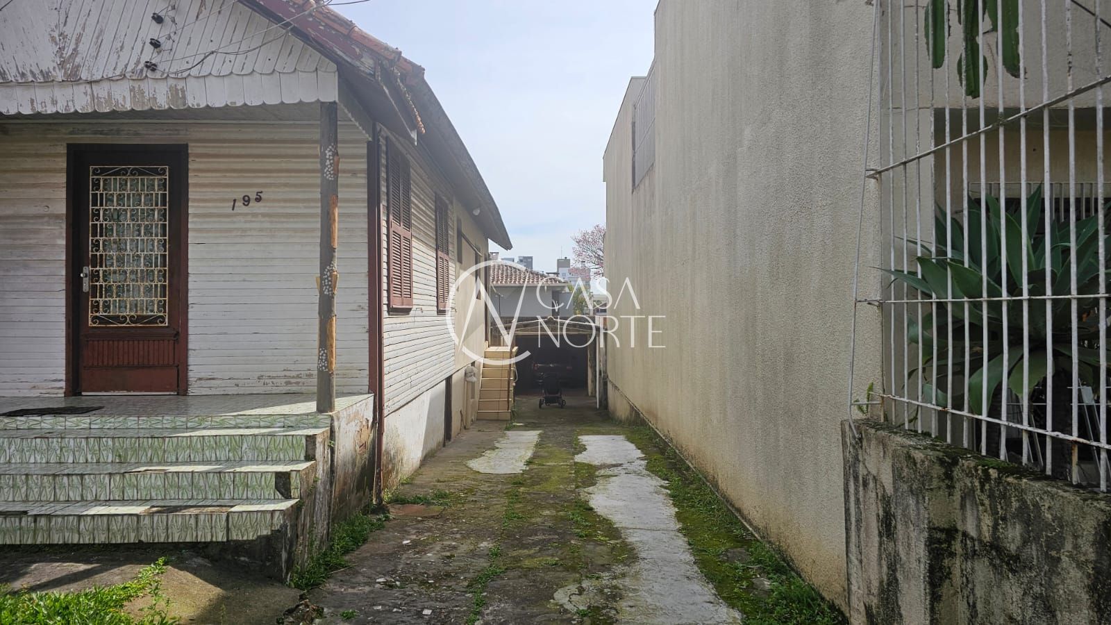 Terreno à venda  com 345m², Rua Somália no bairro Vila Ipiranga em Porto Alegre