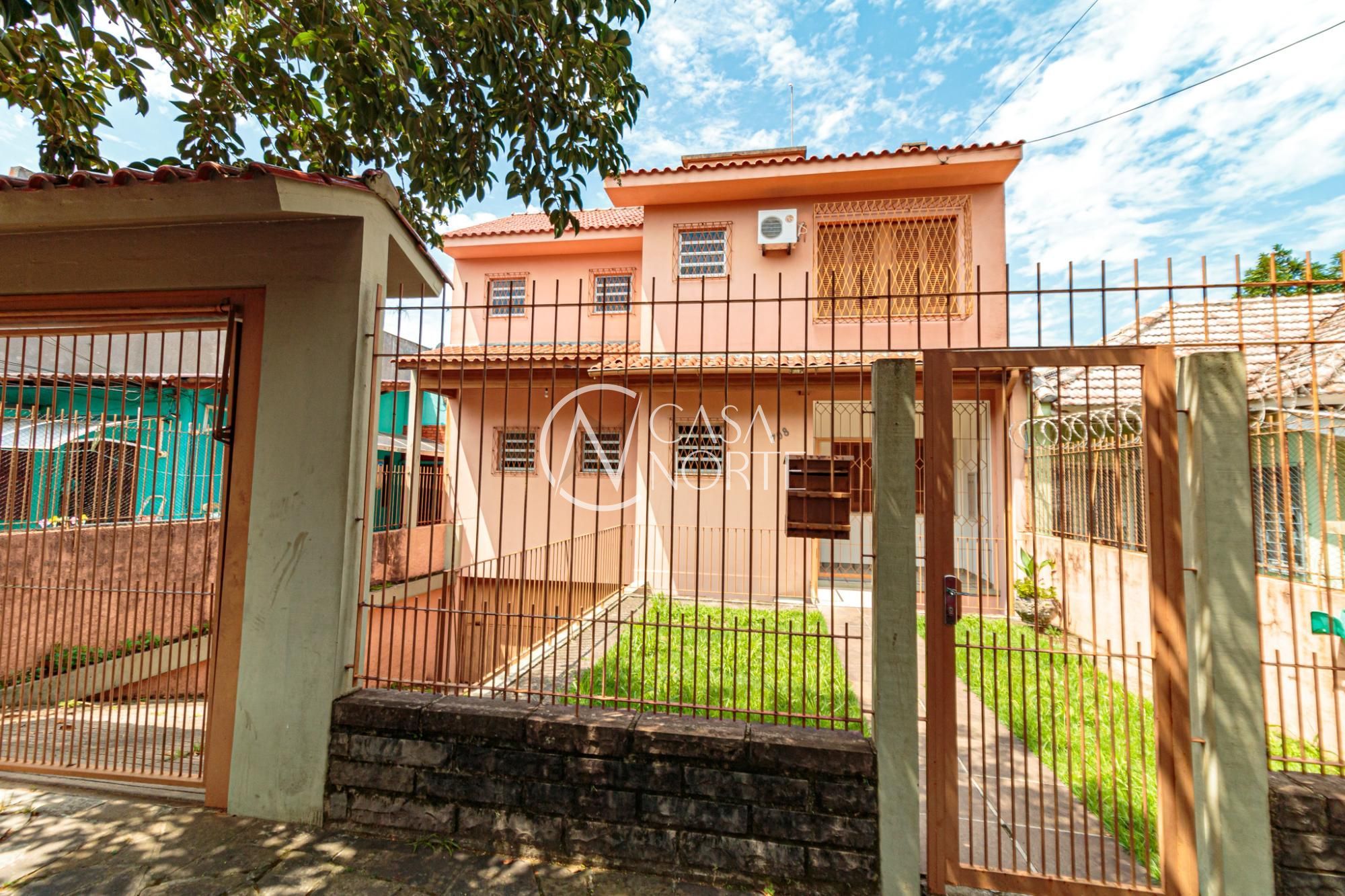 Casa à venda com 3 quartos, 259m², 3 suítes, 3 vagas, Rua Bartolomeu Dias no bairro Jardim Itu em Porto Alegre
