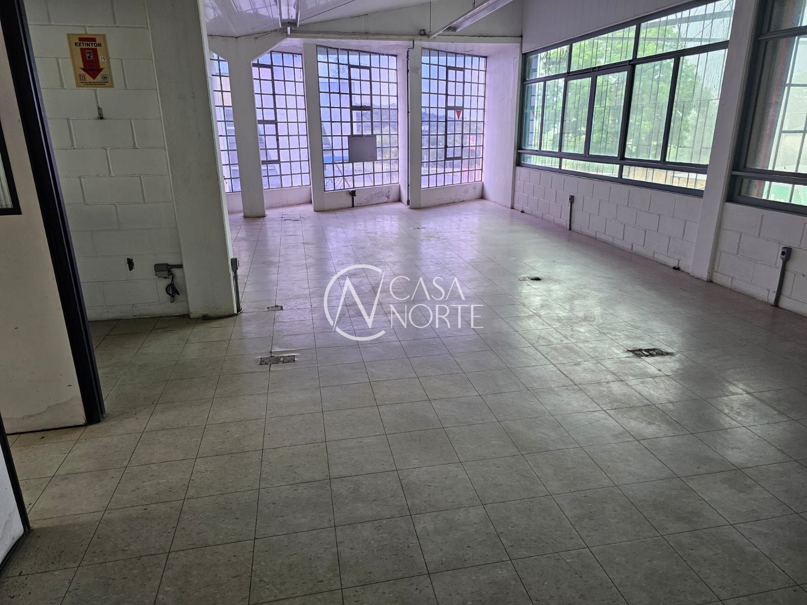 Pavilhão à venda com 3 quartos, 2200m², 40 vagas, Avenida Manoel Elias no bairro Morro Santana em Porto Alegre