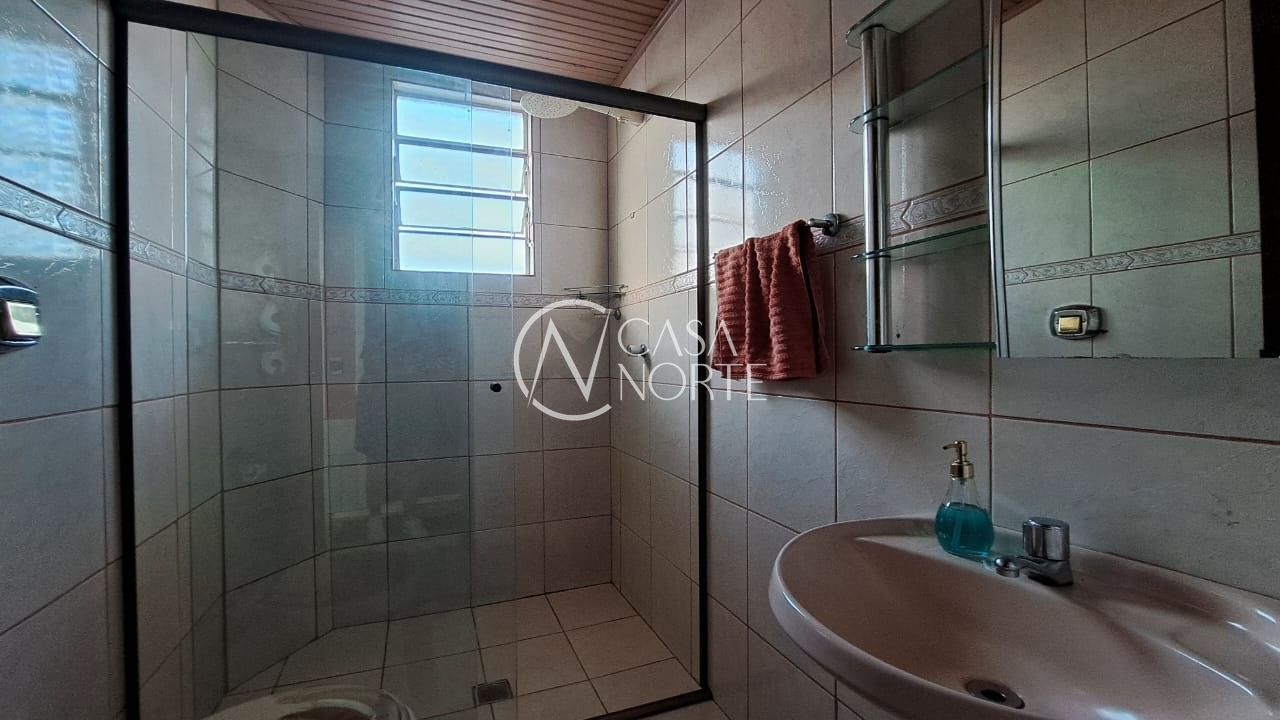 Casa à venda com 4 quartos, 280m², 1 suíte, 2 vagas, Rua Fernando Souto da Silva no bairro Morro Santana em Porto Alegre