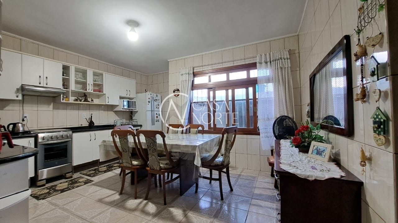 Casa à venda com 4 quartos, 280m², 1 suíte, 2 vagas, Rua Fernando Souto da Silva no bairro Morro Santana em Porto Alegre