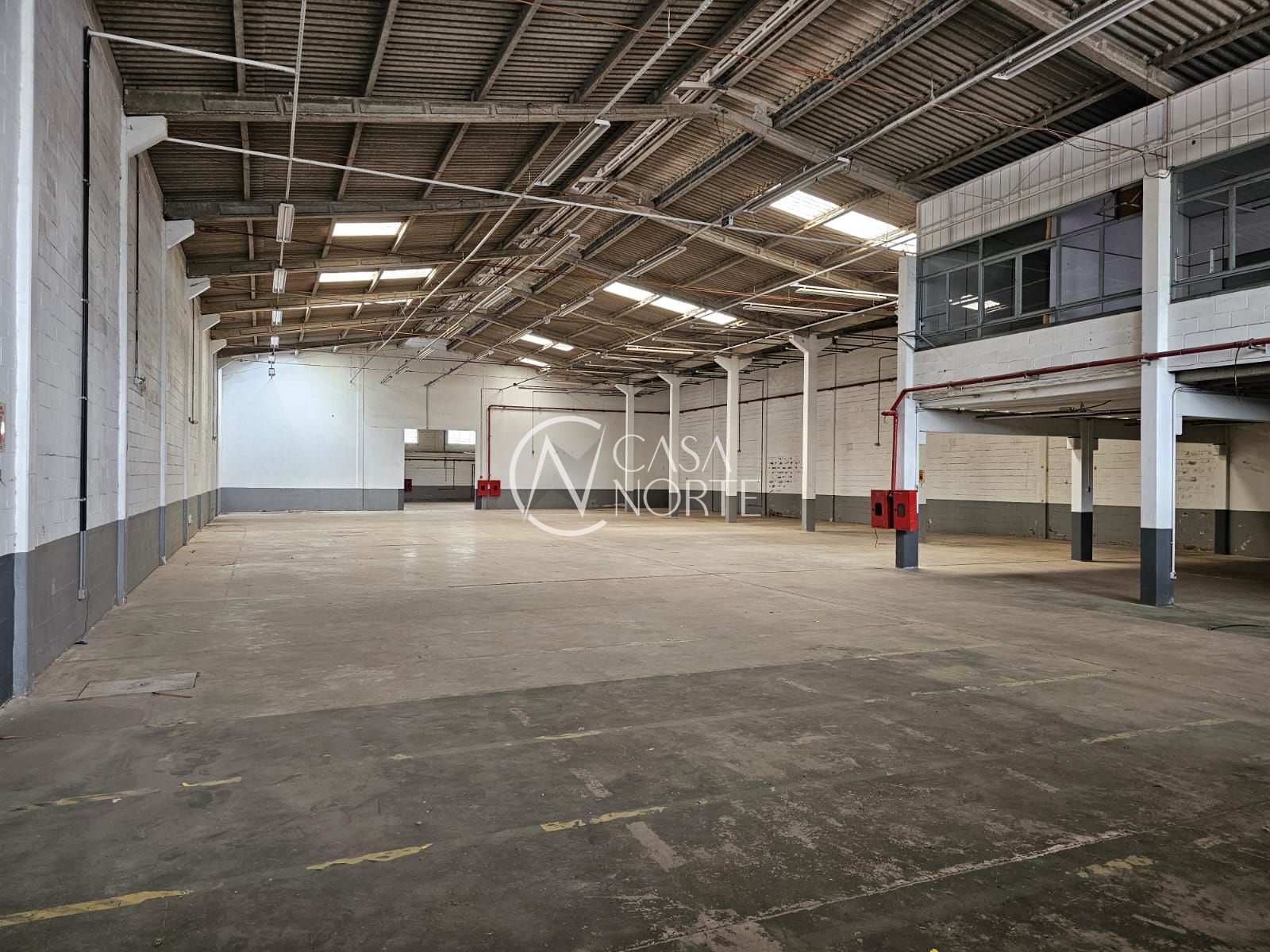 Pavilhão à venda com 3 quartos, 2200m², 40 vagas, Avenida Manoel Elias no bairro Morro Santana em Porto Alegre