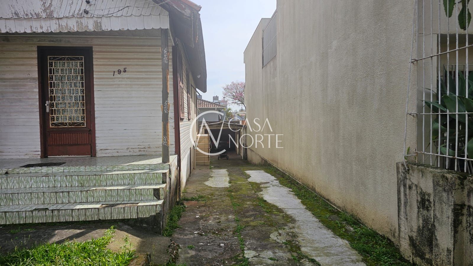 Terreno à venda  com 345m², Rua Somália no bairro Vila Ipiranga em Porto Alegre