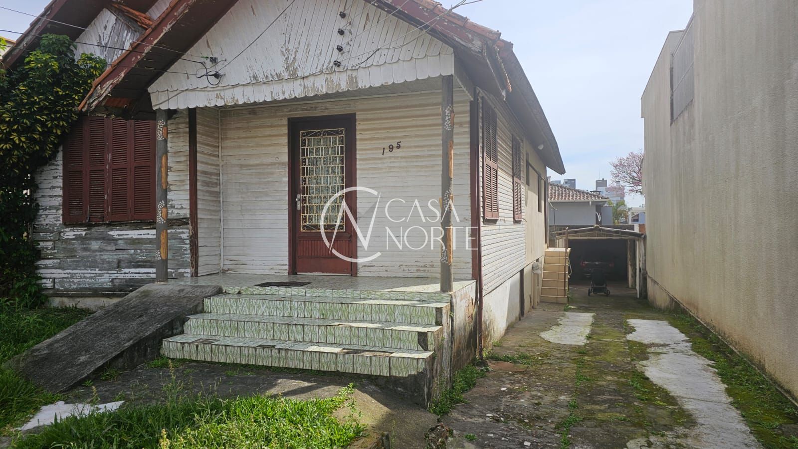 Terreno à venda  com 345m², Rua Somália no bairro Vila Ipiranga em Porto Alegre