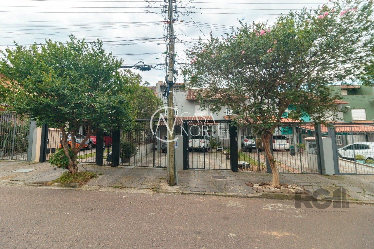 Casa à venda com 2 quartos, 101m², 2 vagas, Rua Doutor Galdino Nunes Vieira no bairro Jardim Itu em Porto Alegre