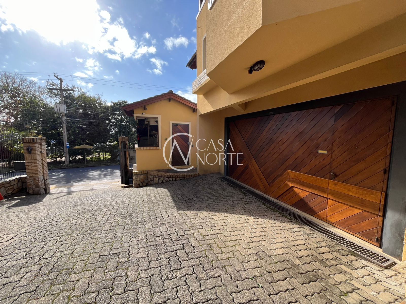 Casa de Condomínio à venda com 3 quartos, 235m², 1 suíte, 2 vagas, Rua Landel de Moura no bairro Tristeza em Porto Alegre