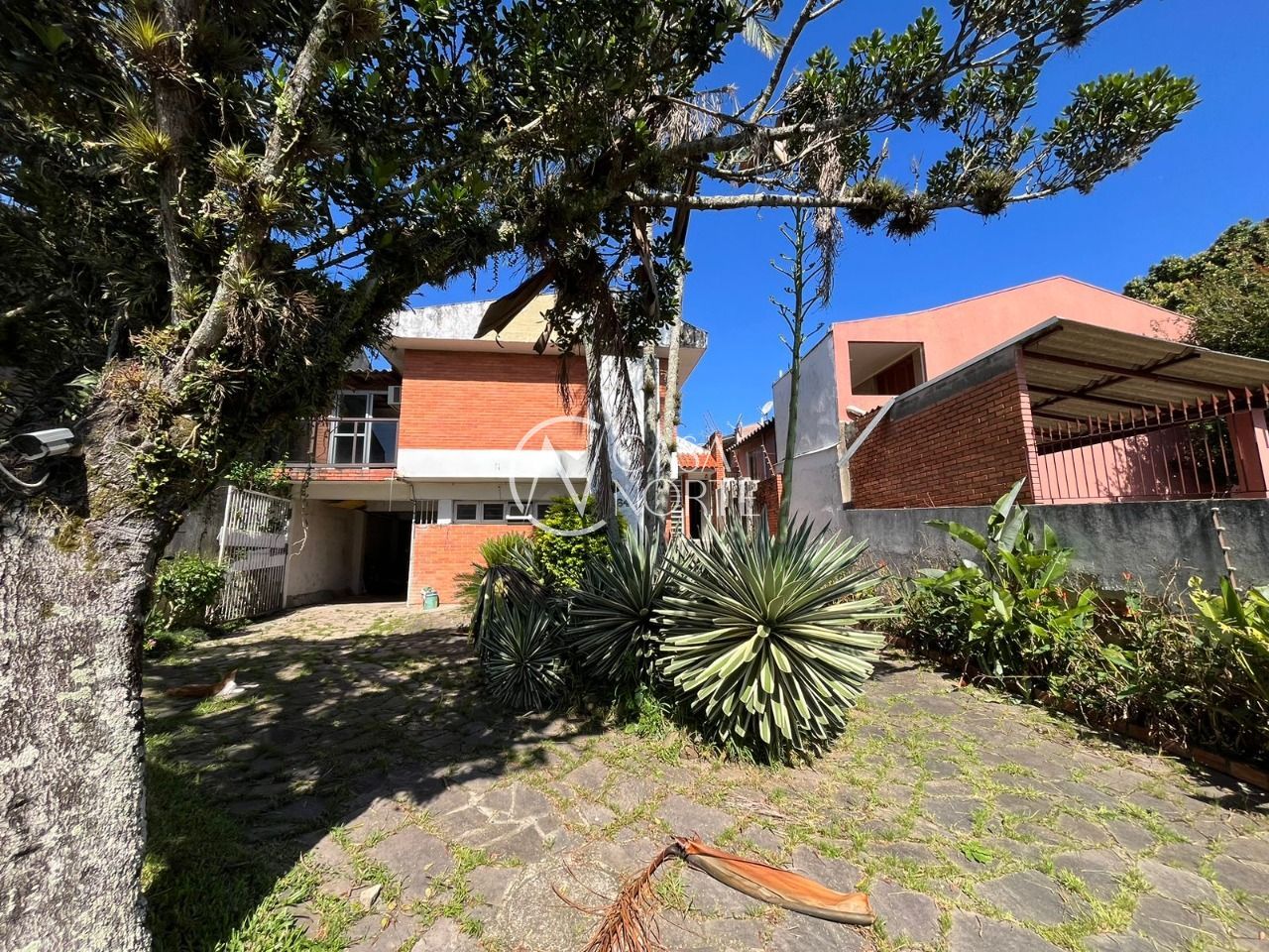 Casa à venda com 3 quartos, 250m², 1 suíte, 5 vagas, Rua Jacunda no bairro Guarujá em Porto Alegre