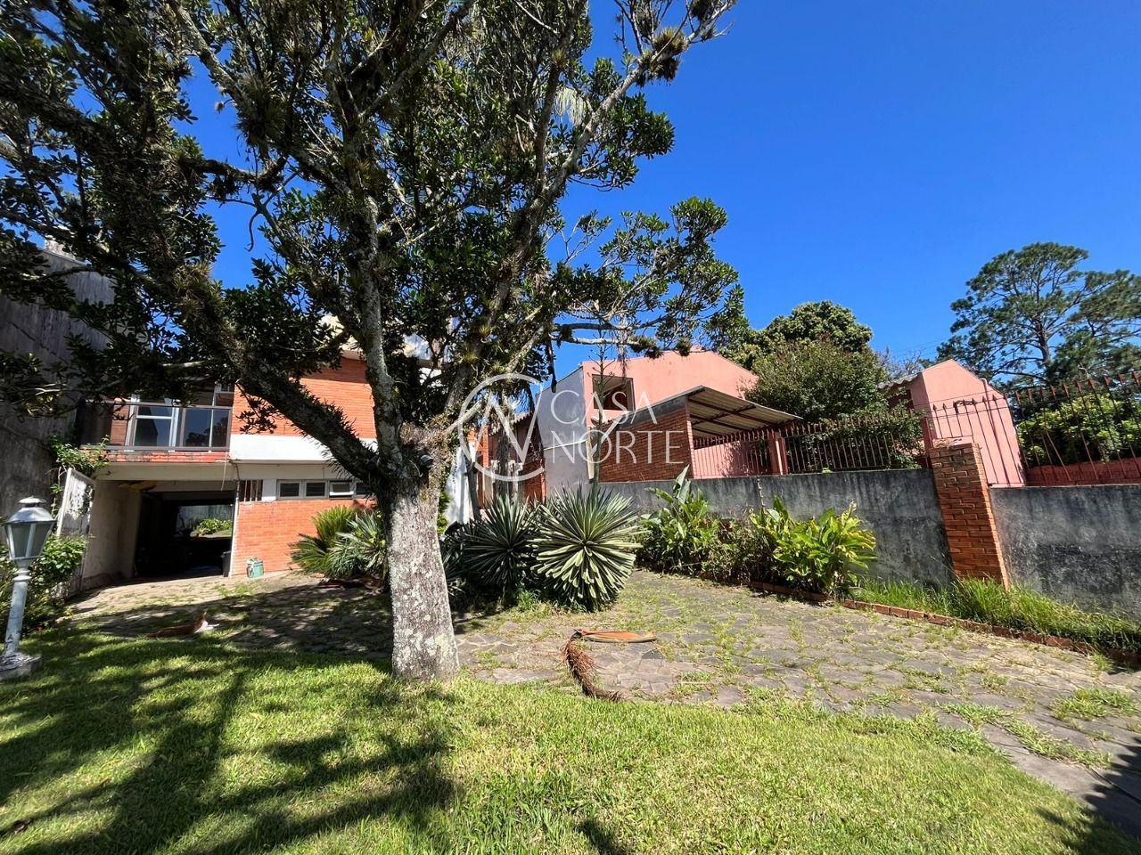 Casa à venda com 3 quartos, 250m², 1 suíte, 5 vagas, Rua Jacunda no bairro Guarujá em Porto Alegre