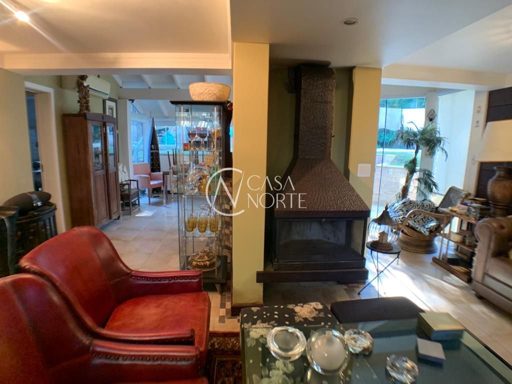 Casa à venda com 3 quartos, 420m², 1 suíte, 2 vagas, Rua Fernando Cunha no bairro Ipanema em Porto Alegre