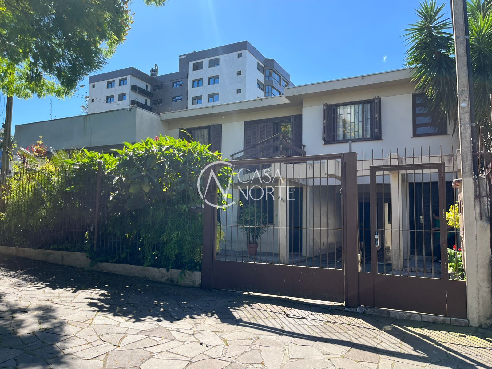 Casa à venda com 6 quartos, 300m², 2 suítes, 3 vagas, Rua Doutor Barcelos no bairro Tristeza em Porto Alegre