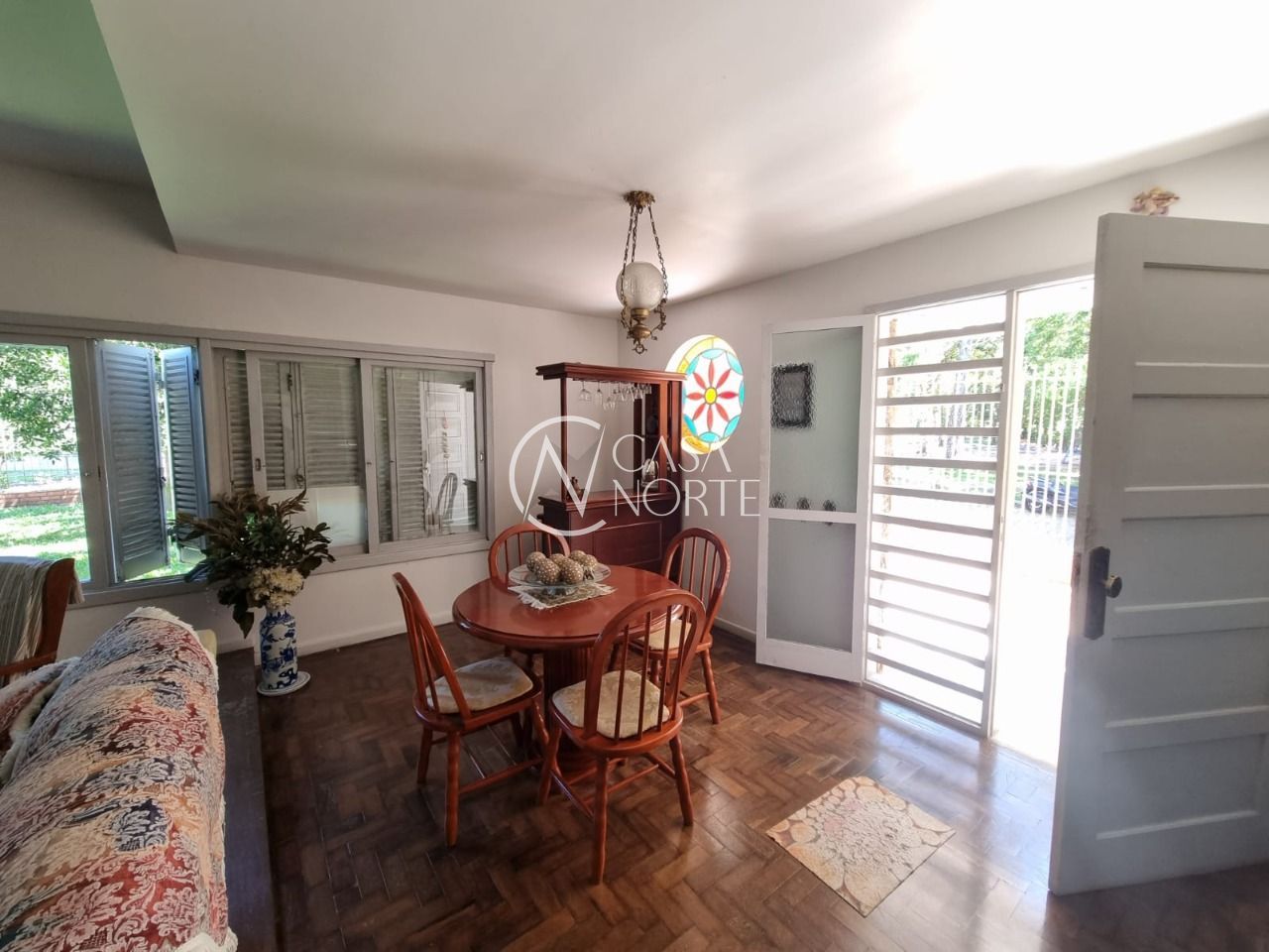 Casa à venda com 5 quartos, 336m², 1 suíte, 3 vagas, Rua Morano Calabro no bairro Jardim Isabel em Porto Alegre