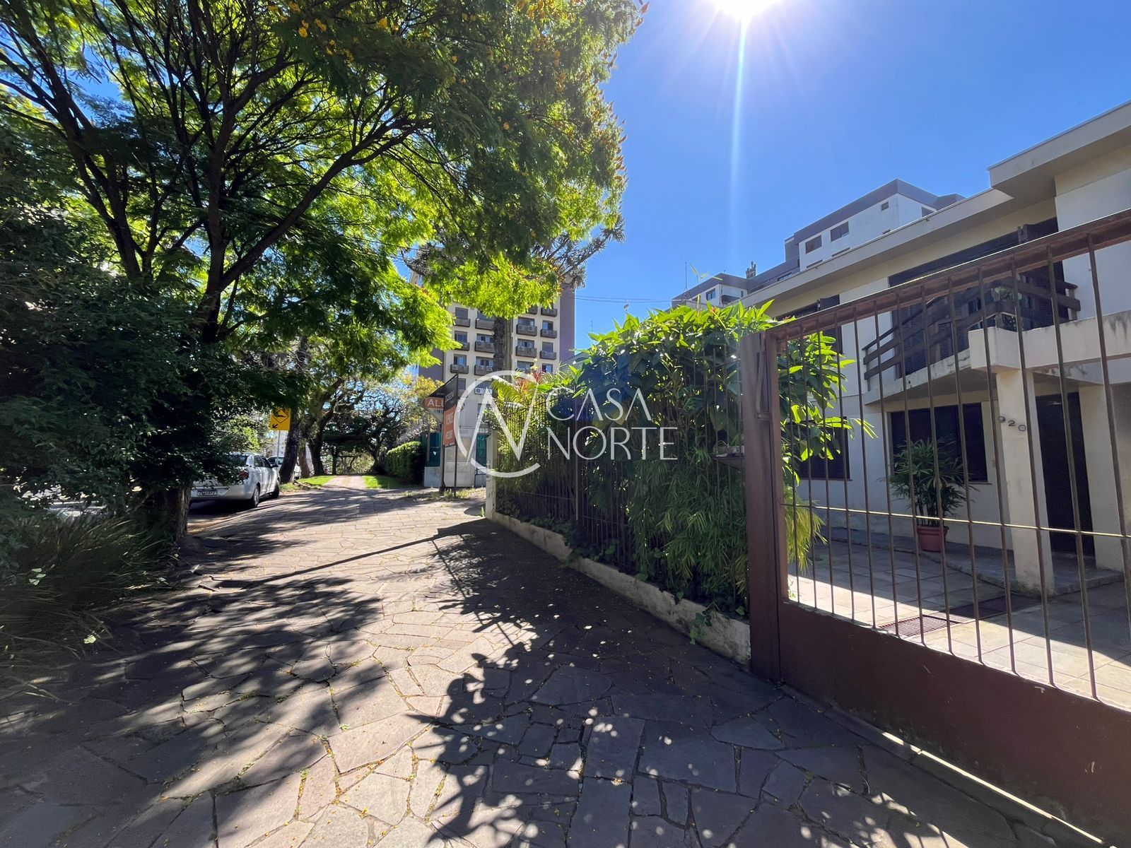 Casa à venda com 6 quartos, 300m², 2 suítes, 3 vagas, Rua Doutor Barcelos no bairro Tristeza em Porto Alegre