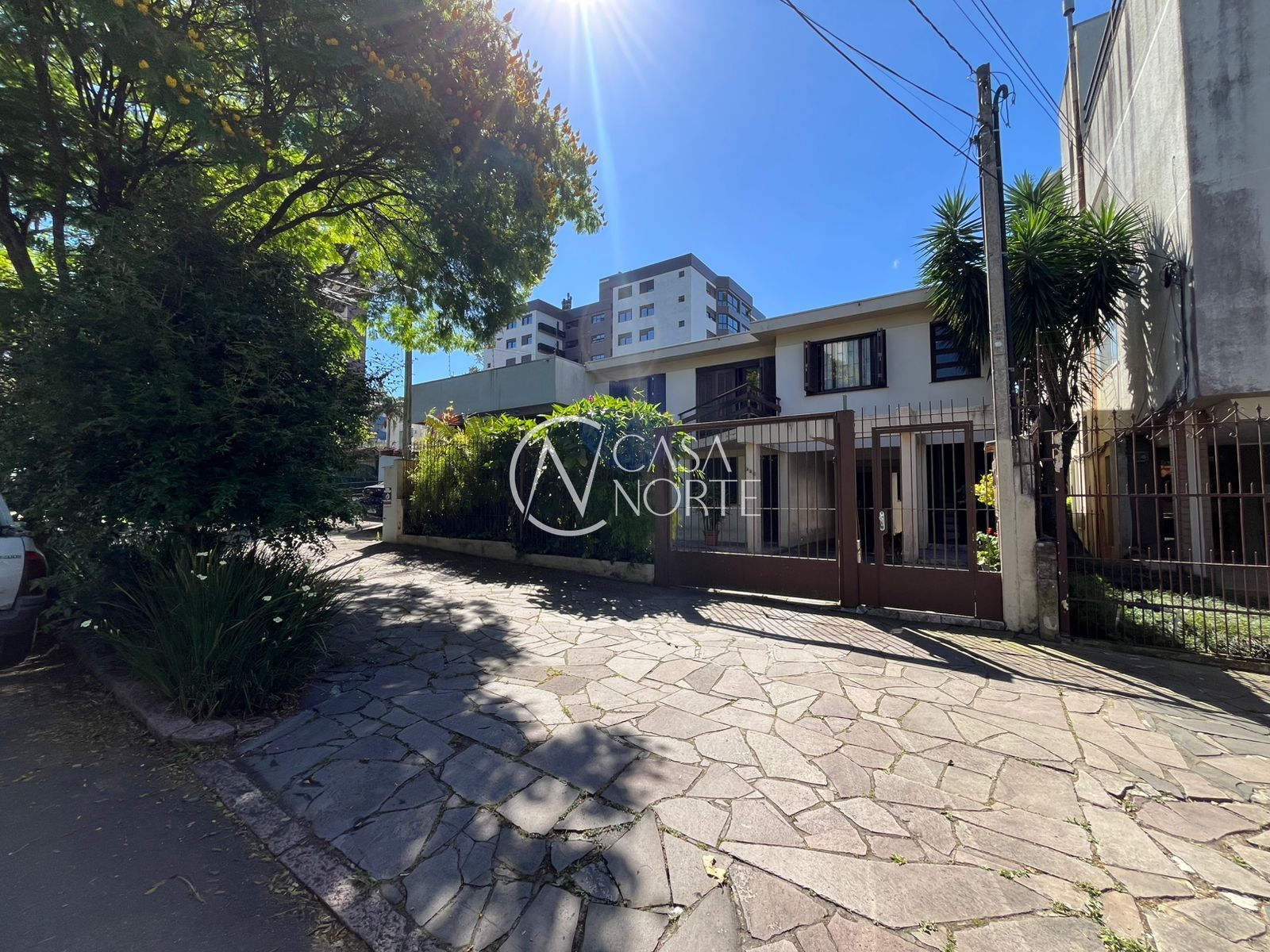 Casa à venda com 6 quartos, 300m², 2 suítes, 3 vagas, Rua Doutor Barcelos no bairro Tristeza em Porto Alegre