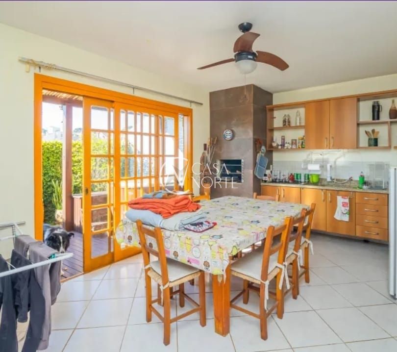 Casa à venda com 3 quartos, 159m², 1 suíte, 2 vagas, Rua Matias José Bins no bairro Três Figueiras em Porto Alegre