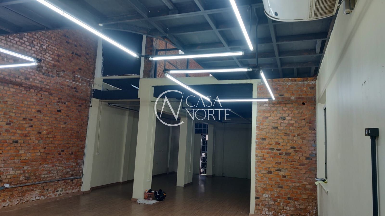 Casa Comercial à venda com 6 quartos, 495m², 8 vagas, Avenida Presidente Franklin Roosevelt no bairro São Geraldo em Porto Alegre