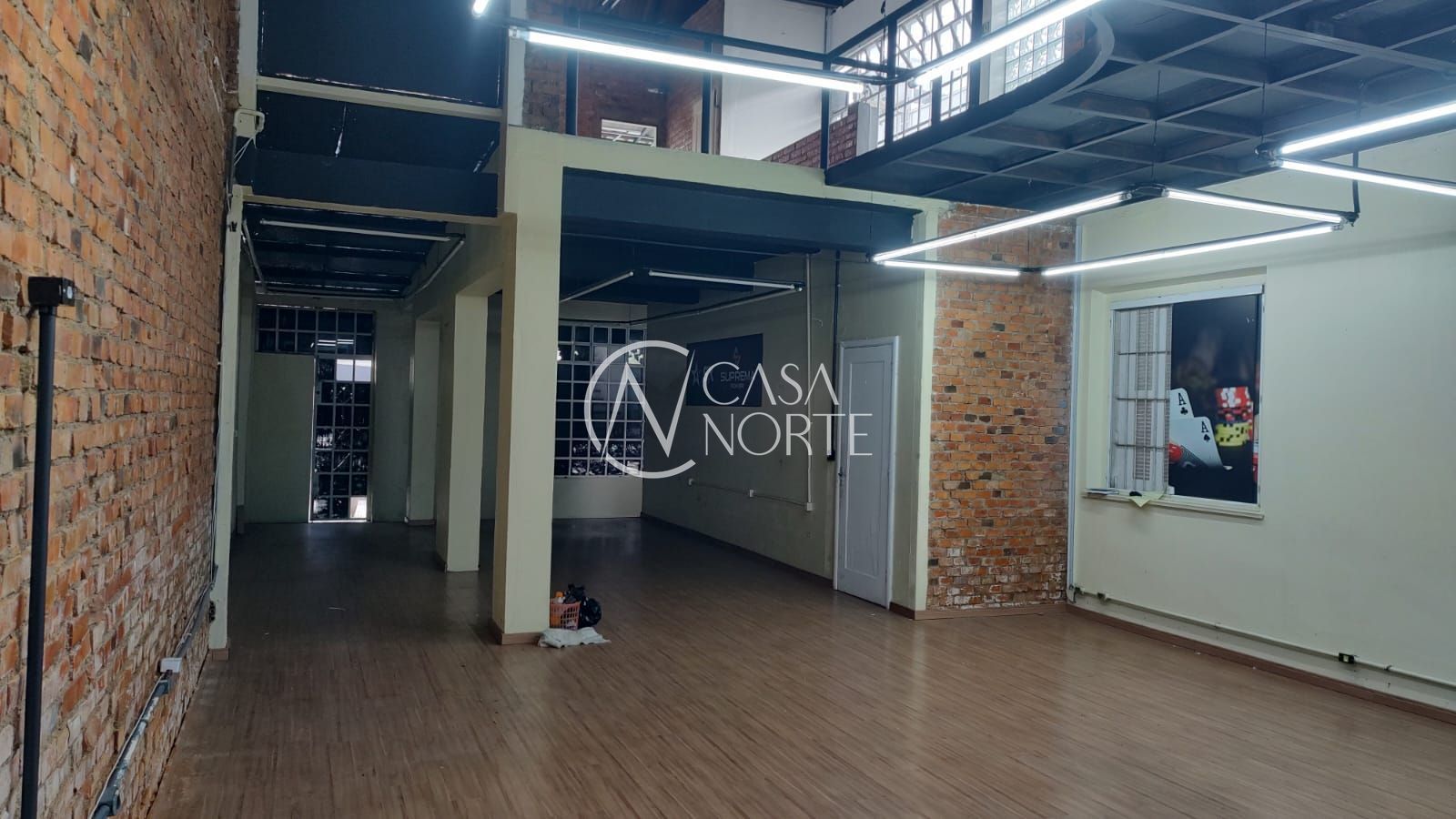 Casa Comercial à venda com 6 quartos, 495m², 8 vagas, Avenida Presidente Franklin Roosevelt no bairro São Geraldo em Porto Alegre