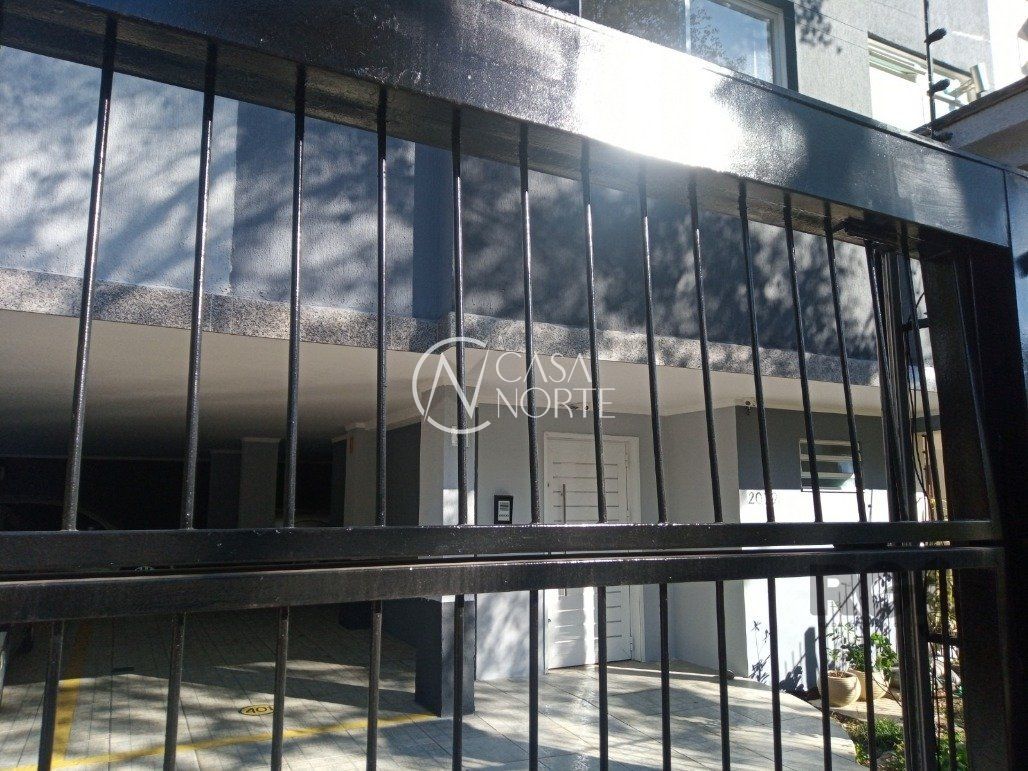 Sobrado à venda com 9 quartos, 499m², 3 suítes, 8 vagas, Rua General Couto de Magalhaes no bairro São João em Porto Alegre