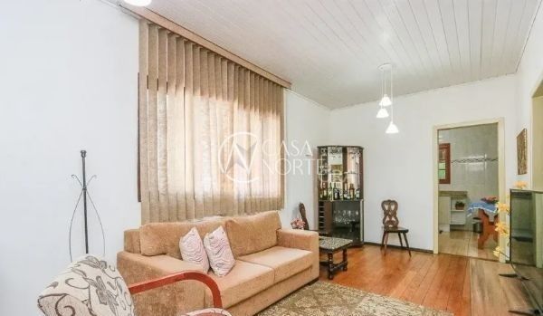 Casa à venda com 3 quartos, 153m², 2 vagas, Avenida Teixeira Mendes no bairro Chácara das Pedras em Porto Alegre