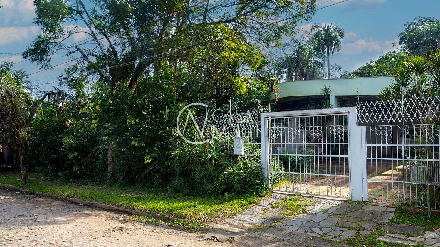 Casa à venda com 3 quartos, 298m², 1 suíte, 3 vagas, Rua Capão da Canoa no bairro Ipanema em Porto Alegre