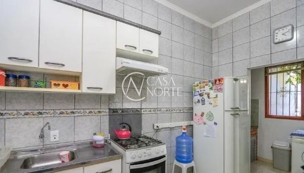 Casa à venda com 3 quartos, 153m², 2 vagas, Avenida Teixeira Mendes no bairro Chácara das Pedras em Porto Alegre