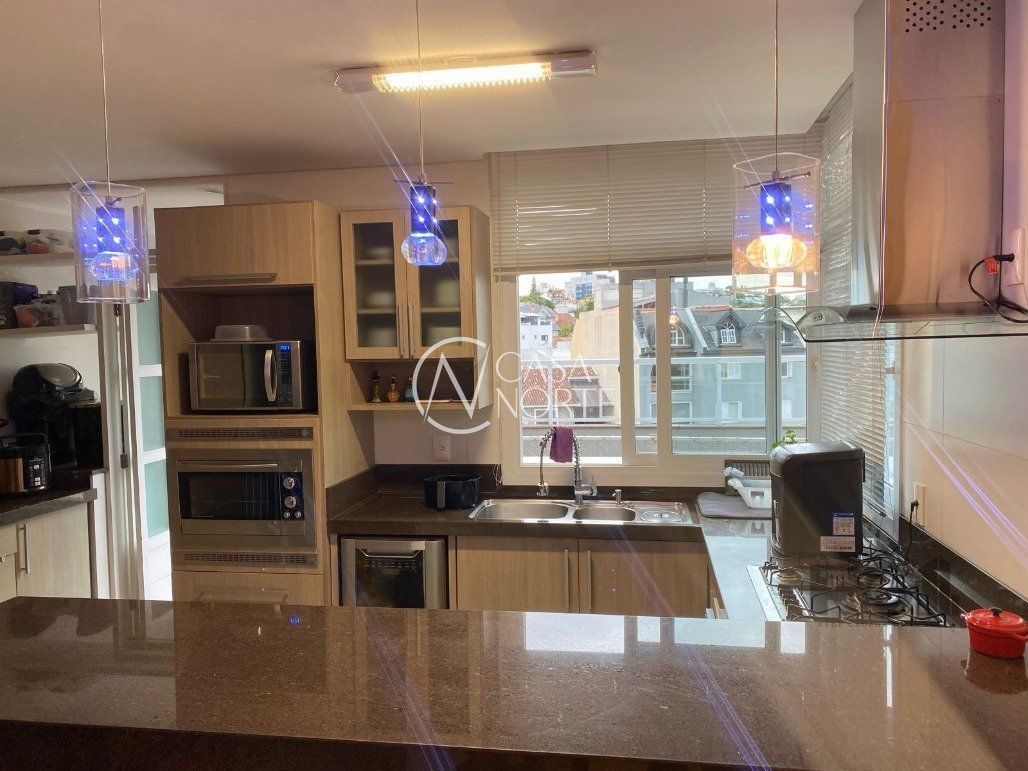 Casa à venda com 4 quartos, 453m², 3 suítes, 4 vagas, Rua Doutor Barbosa Gonçalves no bairro Chácara das Pedras em Porto Alegre